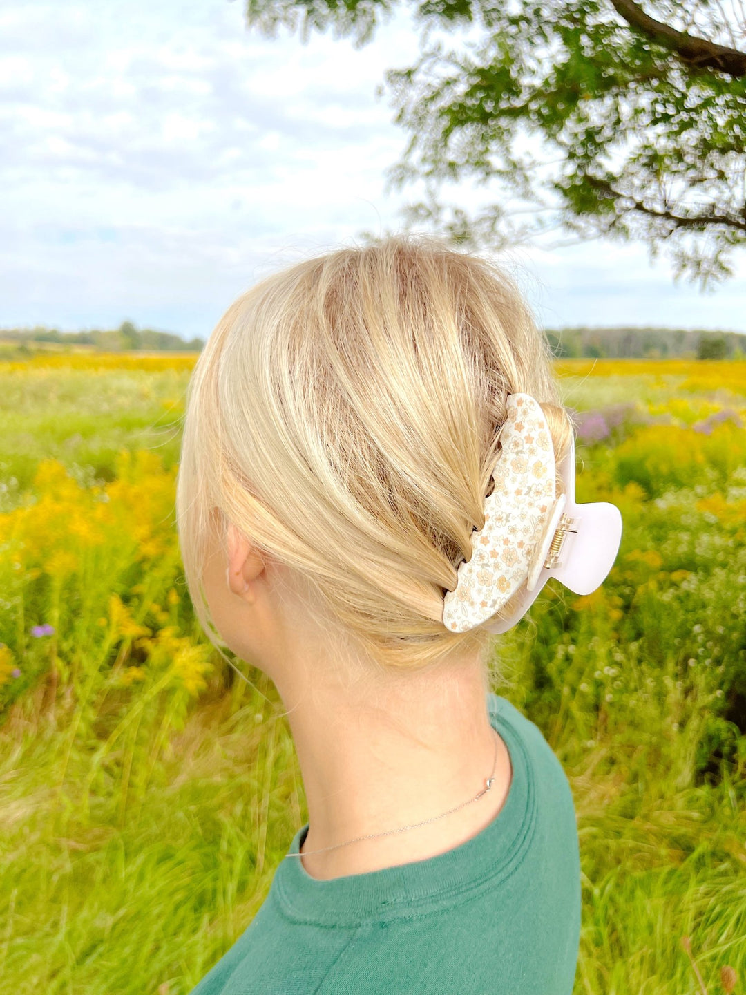 ROUNDED CLAW CLIP - WHITE FLORALS